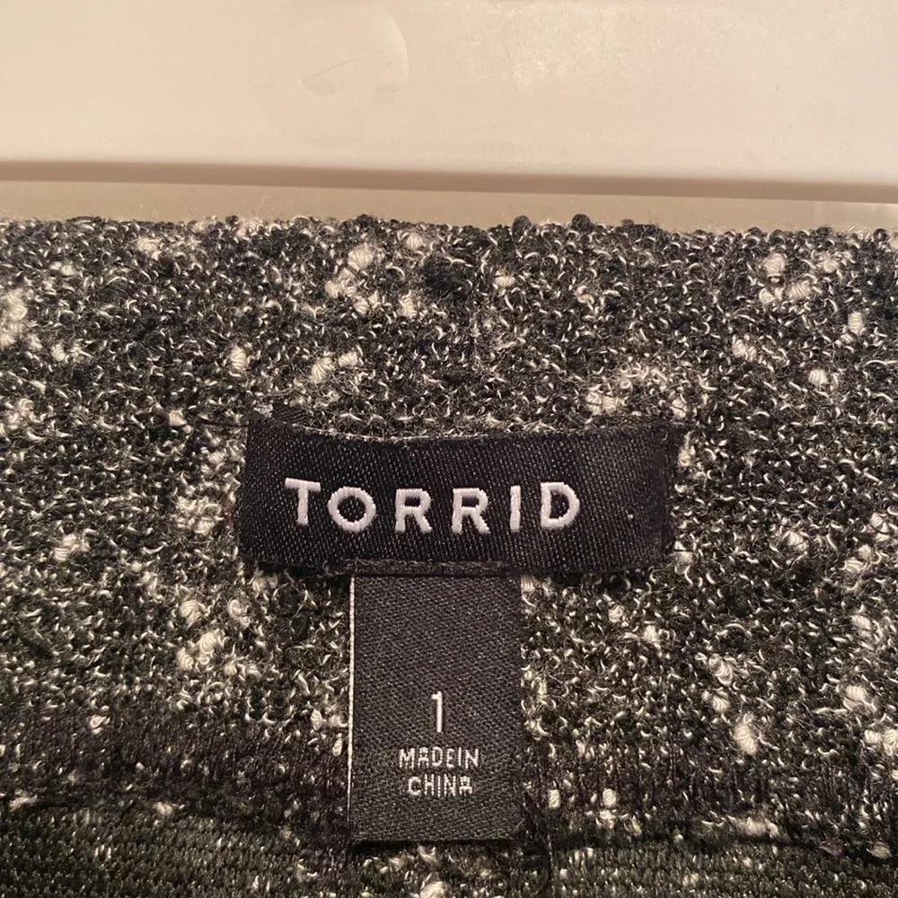 NWOT Torrid Black/White High Low Skirt…size 1 - Picture 3 of 4